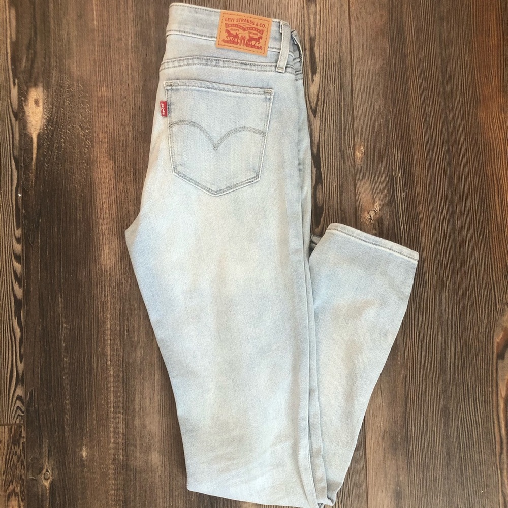 Levi’s skinny light wash jeans with tropical patch